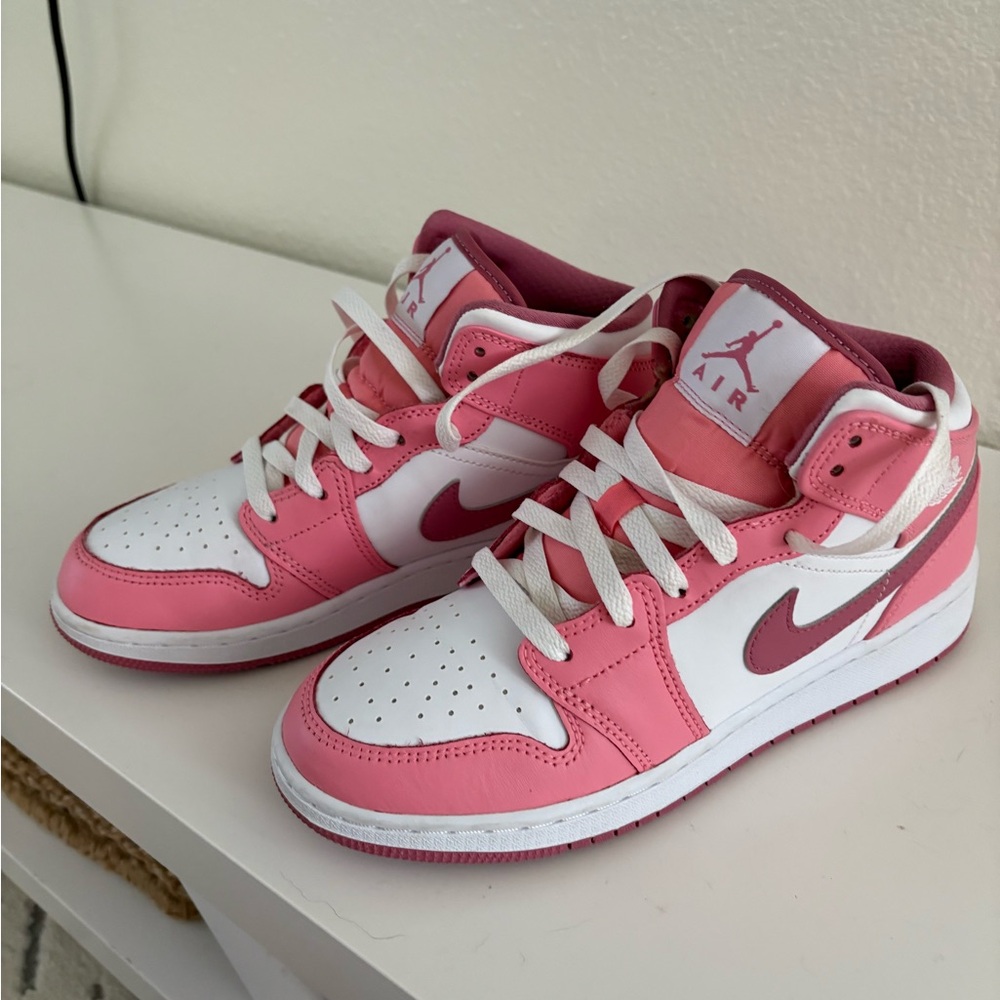 Air Jordan 1 Mid "Valentine's Day 2023" sneakers